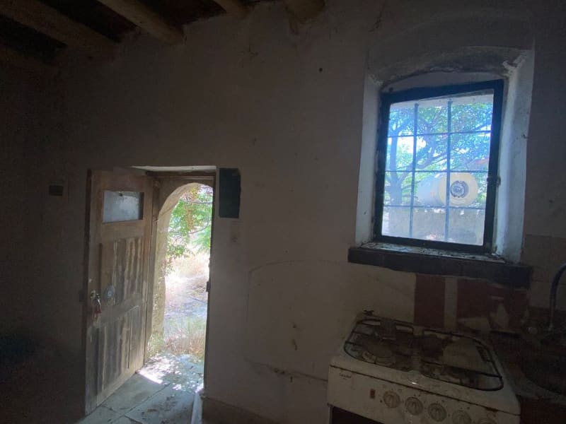 Η κουζίνα με την πόρτα προς την αυλή