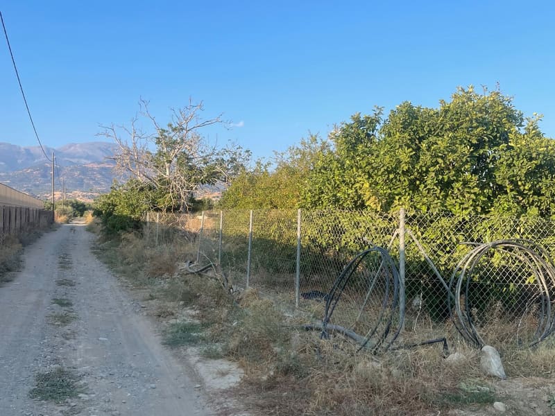 Ο δρόμος κατά μήκος της περίφραξης