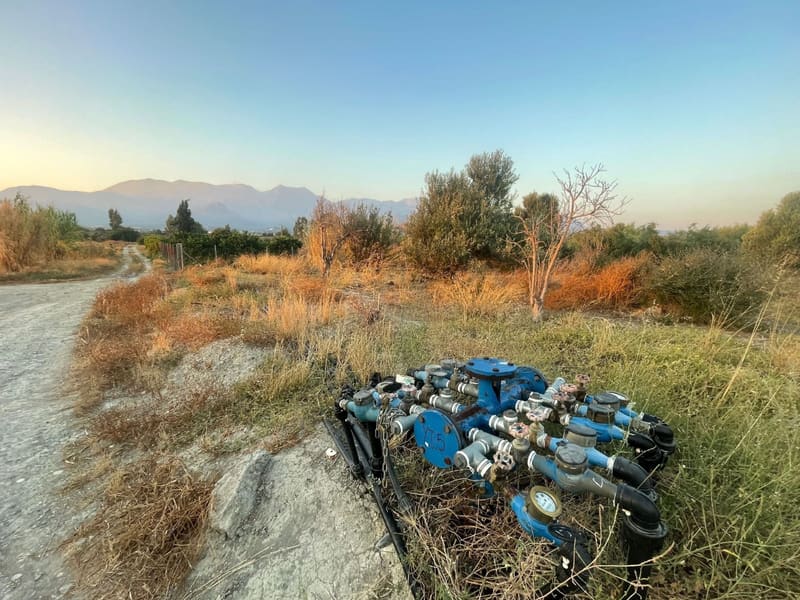 Ο αγροτικός δρόμος με την εγκατάσταση άρδευσης