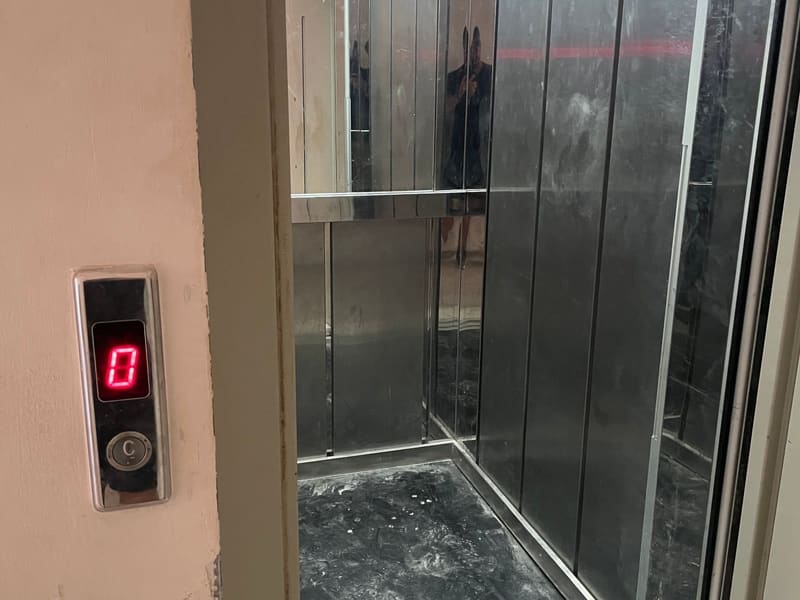 Άποψη μέσα από την ανοιχτή πόρτα του φρεατίου του ανελκυστήρα